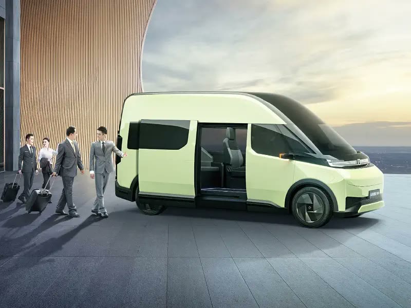 Farizon SV: green van with open sliding door