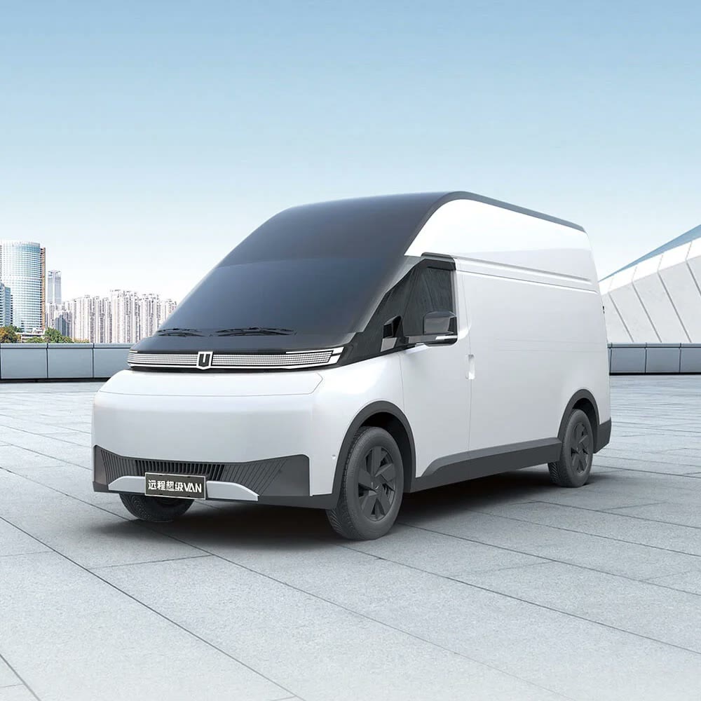 Farizon SV: white van with city buildings in the background