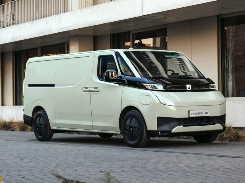 Ηλεκτρικό επαγγελματικό όχημα Farizon V7E σταθμευμένο έξω από σύγχρονη αποθήκη φόρτωσης