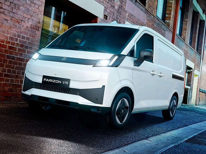Ηλεκτρικό επαγγελματικό van Farizon V7E που κινείται σε σύγχρονο αστικό δρόμο τη νύχτα με φωτισμένα LED φώτα