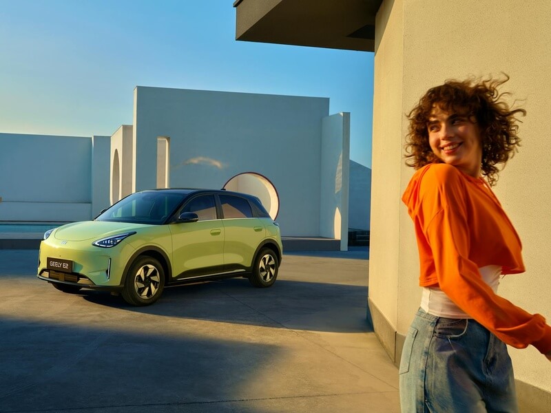 Geely E2 într-un mediu urban modern.