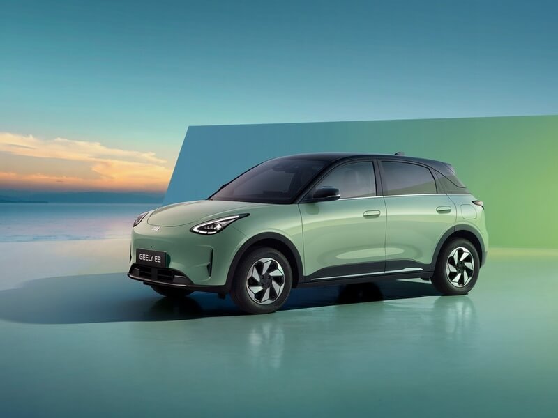 Geely E2 văzut din unghi frontal-lateral, evidențiind designul modern.