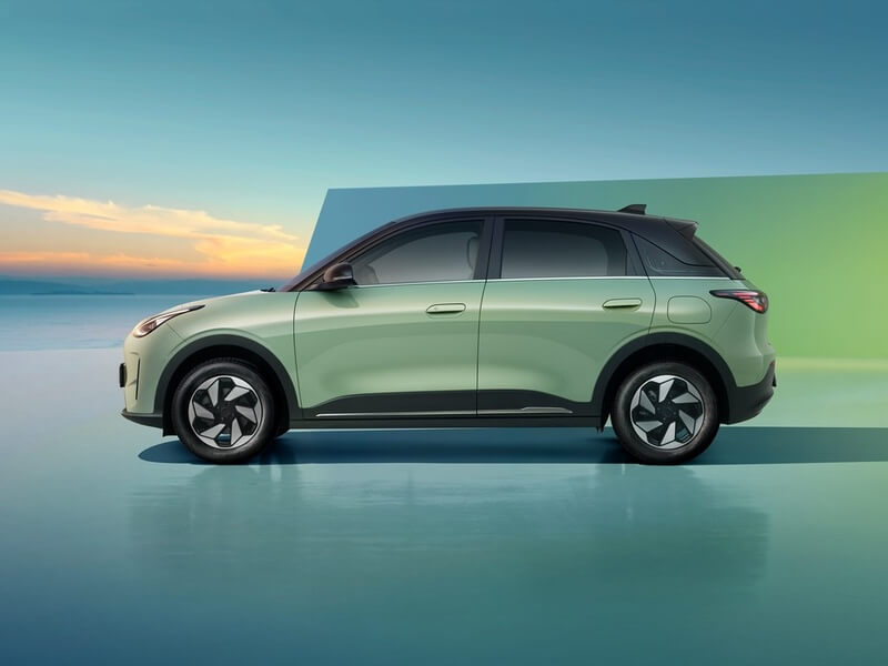 Profil lateral al automobilului electric Geely E2.