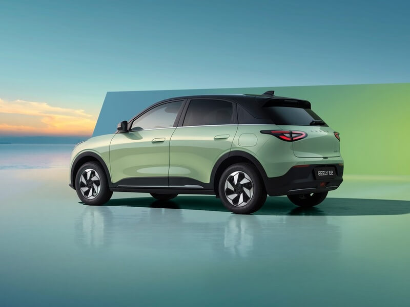 Vedere laterală din spate a modelului Geely E2, cu lumini LED elegante.
