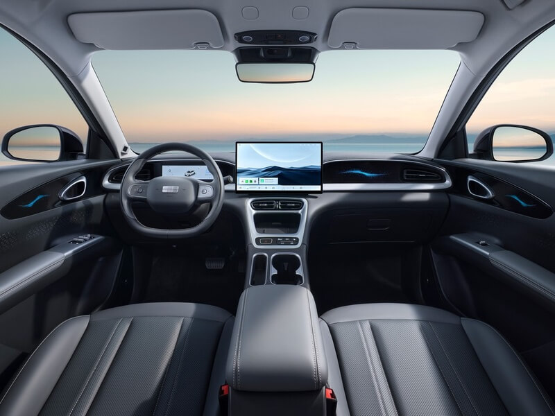 Interior modern al modelului Geely E2, cu cockpit digital și ecran central.