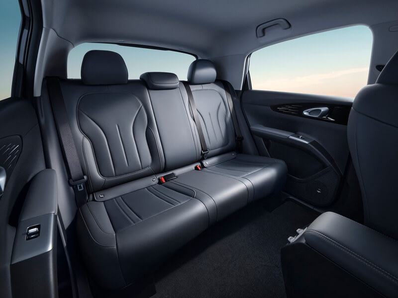Banchetă spate spațioasă în interiorul modelului Geely E2.