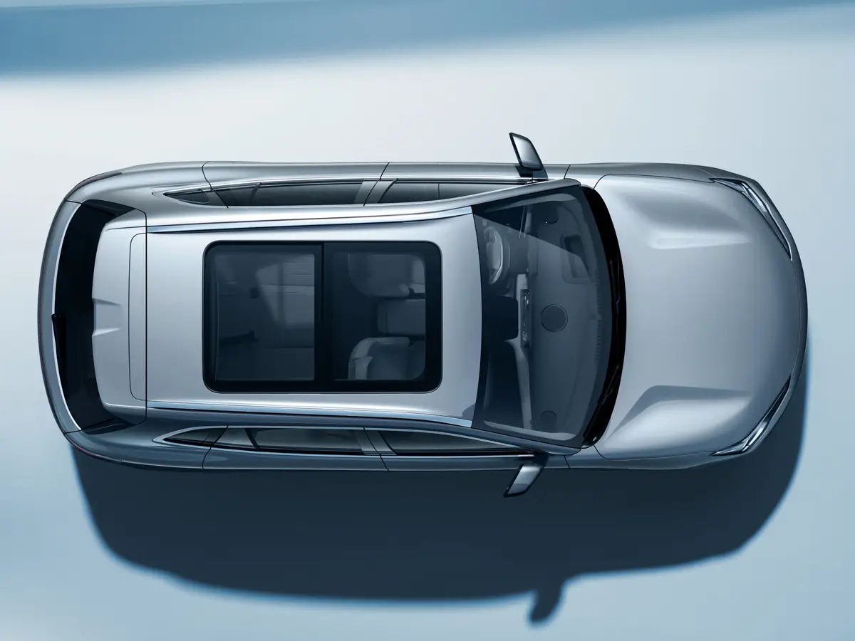 Vedere de sus asupra unui vehicul Geely E5 argintiu cu plafon panoramic din sticlă.